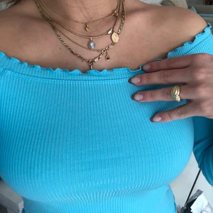 Topp från ginatricot  - En super fin topp från Ginatricot som passar perfekt nu till våren och sommaren, den är lång i armarna och har ett vågigt sy mönster längst ut 🥰