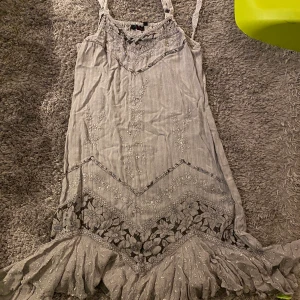 Klänning  - Klänning storlek M. Gratis frakt 