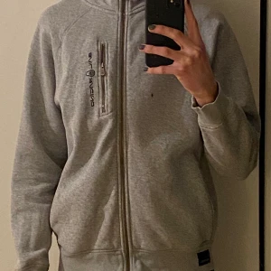 Sail Racing zip upp hoodie strlk L - Fick den av en bekant, aldrig använda den pågrund av inte min stil, några defekter vid slutet av ärmen som man kan se på sista bilden men annars inget fel på den