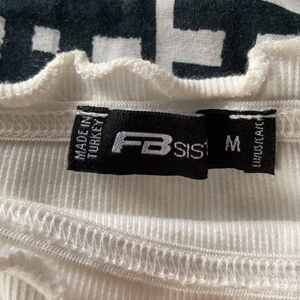 Off shoulder topp - Storlek M men är rätt så liten. Passar även dom som har S❣️ Knappt använd.