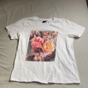 Gina tricot  - Säljer denna snygga T-shirt från gina tricot. Den är i storlek M. Inga skador. Priset är 100kr och då ingår frakten. 