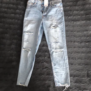 High waist jeans - Säljer mina väldigt fina jeans pga att de är lite för små för mig. De är helt nya, endast testade en gång och har prislappen kvar. Har ni frågor är det bara att skriva💓