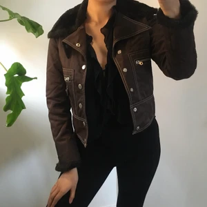 Brun 70-tals Jacka  - Säljer den perfekta vårjackan i riktigt 70-tals stil! Jackan är i syntet och har fake päls krage och ärm slut. Barnstolek och liten i storleken men passar nog en xxs-xs!     Storlek: 137 (barnstorlek) Innerarmsläng: 45cm. Skriv till mig privat om du har frågor (köparen står för frakten) 🌸