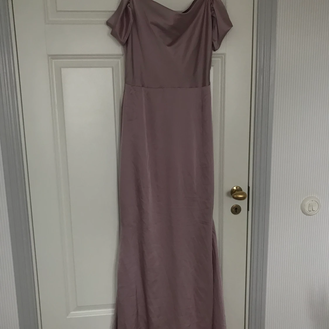 Lång satinklänning - 91