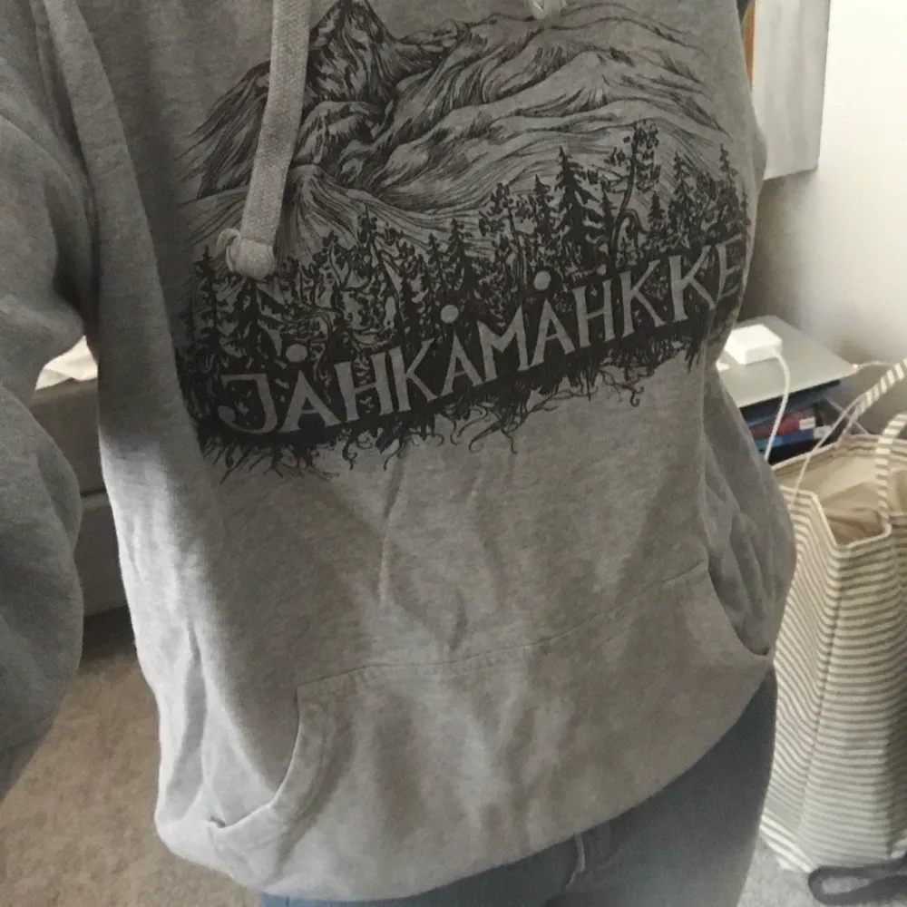 Säljer min väl använda hoodie från Neutral. Det står ”Jåhkåmåhke” på den vilket är samiska för Jockmock.. Hoodies.