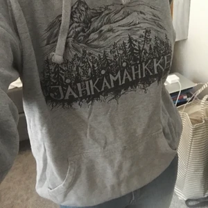 Neutral hoodie - Säljer min väl använda hoodie från Neutral. Det står ”Jåhkåmåhke” på den vilket är samiska för Jockmock.