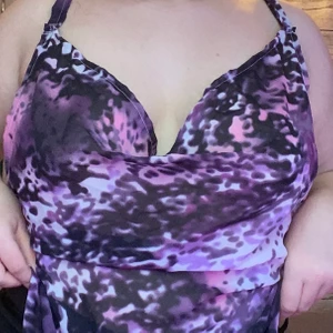 Topp - Fin mesh topp i lila, öppen rygg som man knyter själv. Eftersom den är i mesh är den lite genomskinlig så man kan behöva nipplecovers eller Bh, (hemmasydd) för mer information eller bilder skriv privat <3