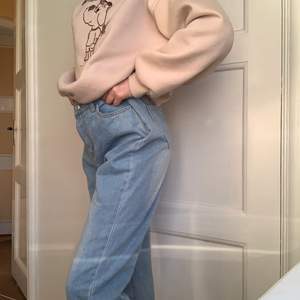 Jättefina ljusblå oversized jeans från shein i storlek xs. Aldrig använda då de var för stora. Väldigt bra material för att vara köpta på shein. Älskar färgen på dem men de är tyvärr för stora för mig i midjan. Tror nypris var 350-400 kr. Köpare står för frakt.