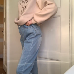 Ljusblå baggy jeans  - Jättefina ljusblå oversized jeans från shein i storlek xs. Aldrig använda då de var för stora. Väldigt bra material för att vara köpta på shein. Älskar färgen på dem men de är tyvärr för stora för mig i midjan. Tror nypris var 350-400 kr. Köpare står för frakt.