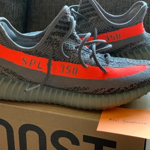 Yeezy 350 Beluga V2 - Adidas Yeezy boost 350 beluga V2. Condition 8/10. Size 44. box & kvitto finns. Pma för mer info!
