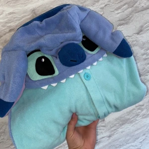 Stitch one piece  - Stitch one piece. Endast använd 1 gång. Köpt från partykungen, ordinarie pris 499kr. One size. +frakt 