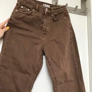 bruna jeans - Superbra skick. Inga skador eller fläckar. Köparen står för frakten 💗 