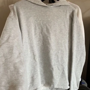 Grå tjocktröja - Grå tjocktröja. Skriv privat för fler bilder💕