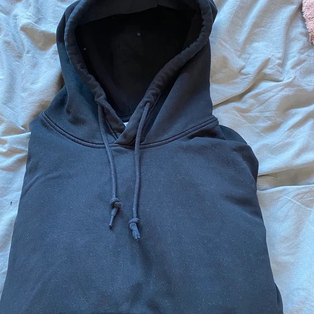 Svart helt vanlig hoddie ifrån Weekday i storlek S. Bra skick och väldigt skön. . Hoodies.