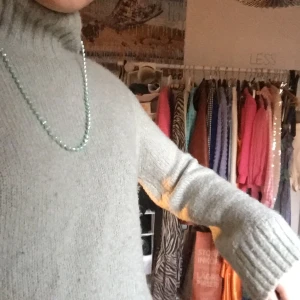 Mintgrön stickad tröja från H&M😇 - En mjuk, mintgrön stickad tröja från H&M som passar perfekt till våren. Använt men fint skick utan några som helst defekter. 