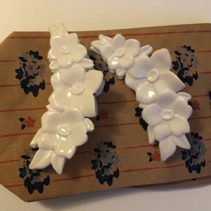 Hårklämmor  - Världens sötaste hårklämmor med blommor på! Passar till verkligen allt 🌺 25kr st 