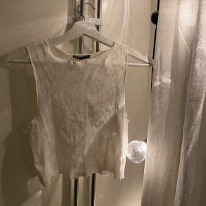 Zara topp - Supersnygg och trendig topp från Zara i storlek M (passar S också). Sparsamt använd och i jättebra skick! 