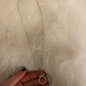 Halsband från Pilgrim - Använd 1 gång så halsbandet är i väldigt fint skick. Köparen står för frakten☺️