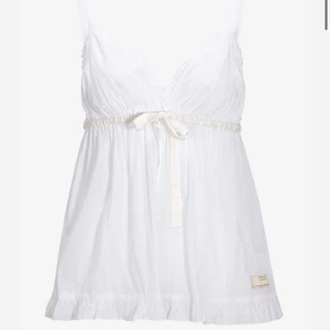 Odd Molly sommar linne - Gulligt och romantiskt vitt linne från Odd Molly perfekt till sommaren! Jättefint men passar mig inte längre! Bra skick, inga hål eller fläckar men skrynklig efter att ha legat längst ned i garderoben! 