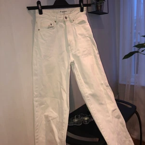 Vita jeans - Vita jeans från pull & bear. En bred passform i benen , smal midja. Storlek 32 men passar 34.