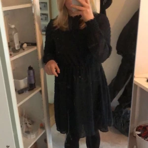 Y.A.S klänning strl M - Jag säljer klänningen på grund av fel storlek. Jag köpte den på Zalabdo. Ny pris var 600kr. Den är oanvänd och har prislappen kvar. Köparen står för frakt.