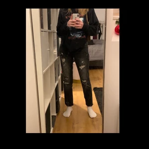 Grey vintage jeans  - Sitter bra i midjan och är super söta! Säljer dom då de inte är min still längre. 