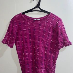 Zara tröja  - Fin tröja som passar till allt. Säljer denna enbart då den sitter lite löst på mig. Brukar ha S och denna är i M. Super fina detaljer på ärmarna. 💗 