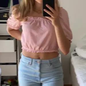 Jättesöt off shoulder topp från h&m. Knappt använd så mycket bra skick!💕💕 köpare står för frakt 44kr