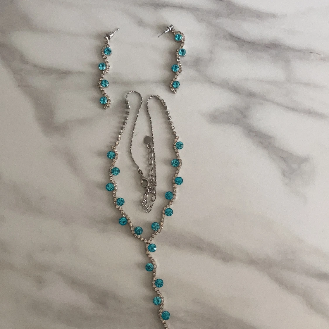 blå kristall öronhängen med matchande halsband