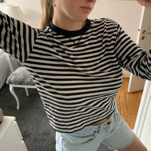 Randig tröja  - Jättemjuk och skön tröja från Brandy Melville i one size! Använd men fortfarande i bra skick!:)