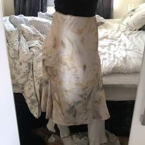  Jätteskönt och fin siden kjol från Lindex, Sälje för jag växt ur den 🙈🙈( på bredden).( Har byxor på mig under på bilderna )❤️