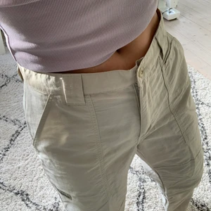 Colombia cargo byxor - Säljer mina coola cargo byxor som är köpta second hand eftersom de inte kommer till användning då de inte riktigt är min stil men de är sjukt coola. Storlek 30/32 och sitter lösare i midjan och blir low-waisted på mig som är 166 men perfekt i längden. Hör av er vid intresse🤩köparen står för frakten