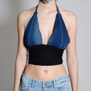 Multicolored Triangle Top - Top med triangelformade kupor. Knyte i bak. Ursprungligen H&M jeans som är omgjorda av Scannable UF. Genom att skanna en QR-kod som finns fäst på plagget kan du läsa mer om materialet och dess miljöpåverkan! ✨💖