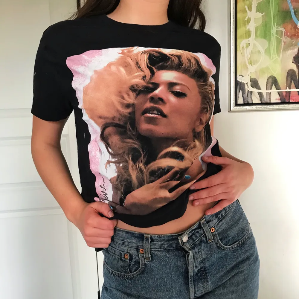 Säljer denna t-shirten med coolt tryck på Beyonce! Vintage känsla på de hela!:) skriv vid intresse! Sitter lite oversized i modellen på mig som är en S💓🦋. T-shirts.
