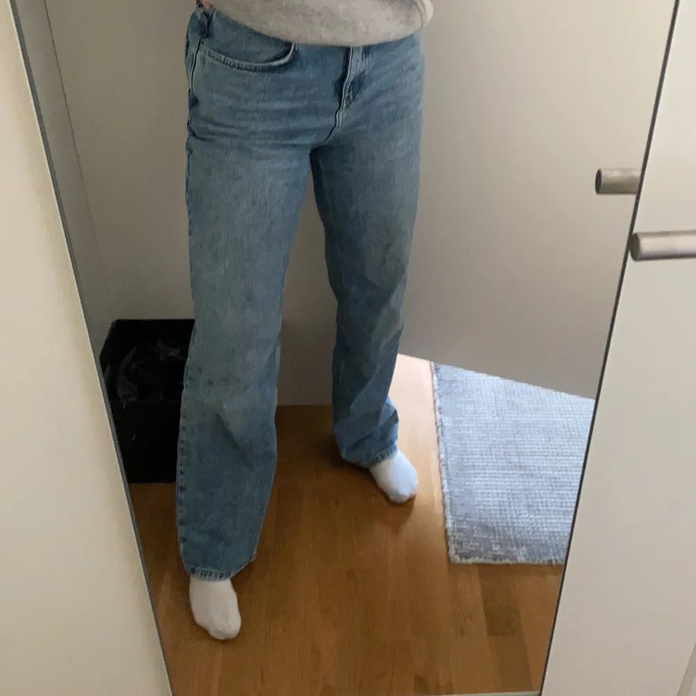 Jättefina jeans från Asos i storlek 26/32. Går precis till golvet för mig som är 170 men med skor sitter de jättesnyggt. Säljer för att jag har ett par likadana . Jeans & Byxor.