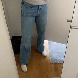 Jeans från Asos - Jättefina jeans från Asos i storlek 26/32. Går precis till golvet för mig som är 170 men med skor sitter de jättesnyggt. Säljer för att jag har ett par likadana 