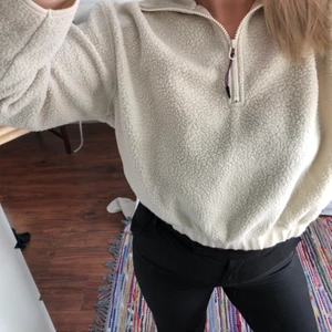 Weekday fleecetröja  - Sparsamt använd fleece från weekday, den är lite lätt croppad. Stor i storleken, skulle säga att det är en S istället för XS.                                                Köparen står för frakt. 