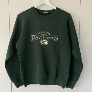 Vintage Green Bay Packers sweatshirt - Vintage Green bay packers Sweatshirt - Perfekt skick! - Passar S/M - Frakten kostar 66kr, är spårbar och  framme på 1-2 arbetsdagar - nuvarande bud är 375. Höj med minst 25, eller köp nu för 450!