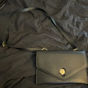 Midjeväska - Svart midjeväska man kan justera storleken på