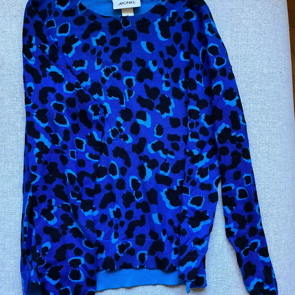 Blå leopardmönstrad tröja från Monki