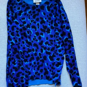 Blå leopardmönstrad tröja från Monki - Stl XS i mycket fint skick!