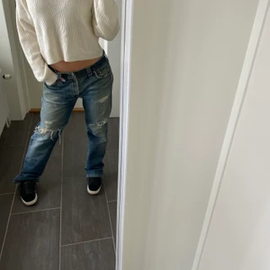Lågmidjade jeans - Så snygga lågmidjade jeans från J. Lindeberg. Använt men fint skick! Dem är något ljusare i verkligheten än på bild. Jag är 165cm och dem är långa på mig!❤️