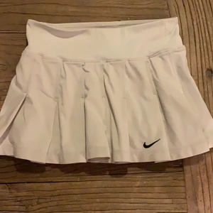 Nice summer tennis skirt!!❤️ buda i kommentara❤️ - Nice summer tennis skirt!!❤️ Buda i kommentera💚 nu ligger den på 400;) frakt ingår inte❤️ BUDA NU snart är den såld😉❤️ SISTA dagen att buda nu❤️