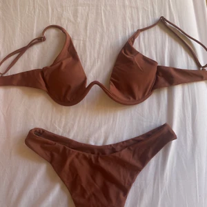 Helt oanvänd brun bikini - 🤎SÅLD🤎Helt oanvänd bikini i den perfekta bruna färgen Skyddsplasten sitter kvar, banden är justerbara. Bikinin är i storlek S.❗️BUDGIVNING❗️ högsta budet just nu: 190kr plus frakt! 