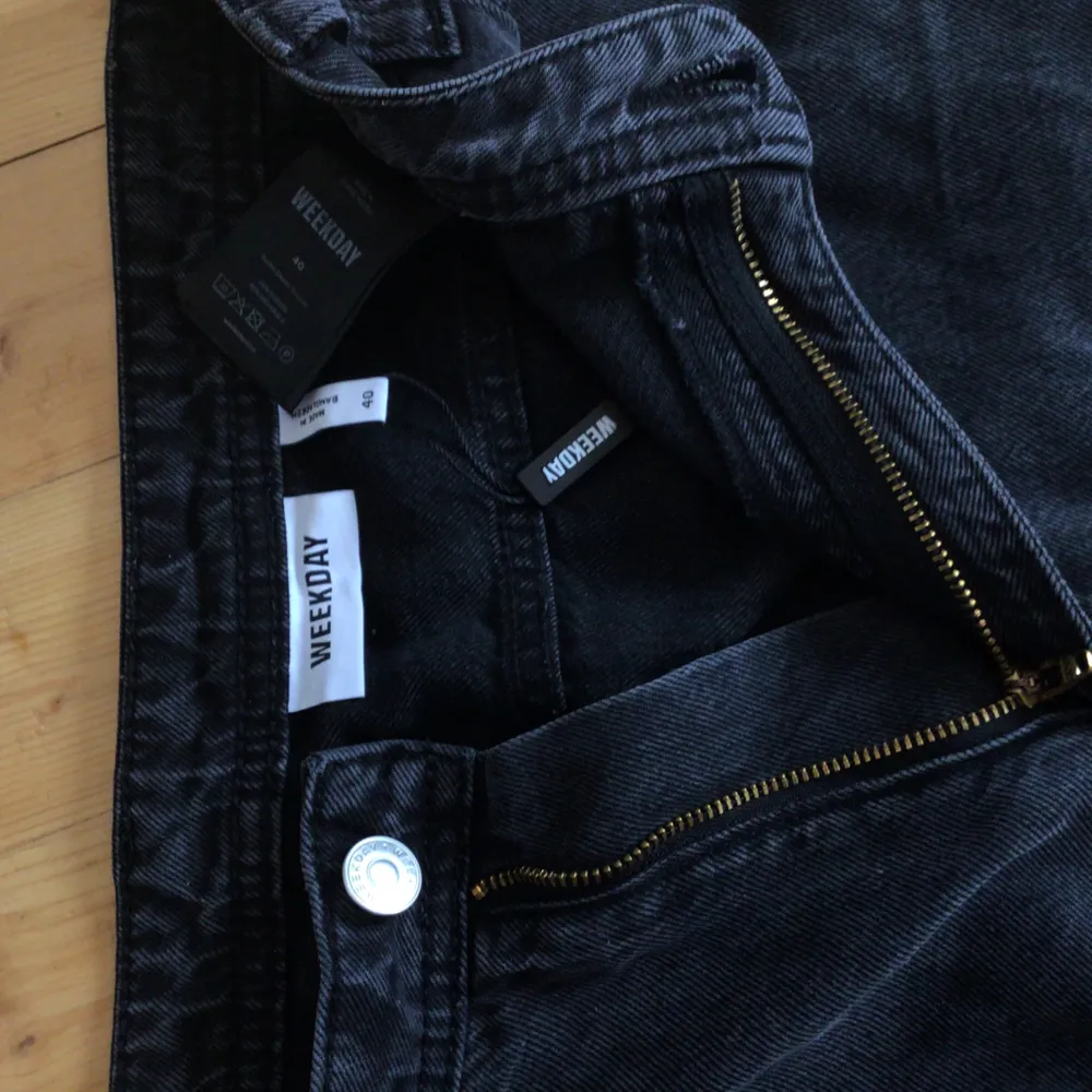 Svarta jeans från weekday, storlek 40 men skulle säga att de passar 38. Säljer pågrund av att de va för små! Kan skicka fler bilder, pris går att diskutera!😊. Jeans & Byxor.