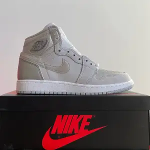 Air Jordan 1 Retro High CO Japan Neutral Gray (GS). Brand new. Size US 4.5Y/ EU 36.5. 2499kr. Meet-up in Stockholm available. No trade/exchange.
