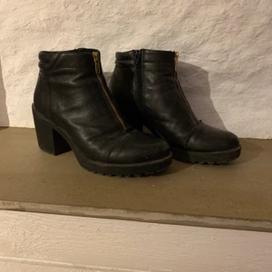 Vagabond 40 - Skor för vagabond, storlek 40. Dragkedja på insidan. Fint skick. 300kr eller bud, köpare står för frakt. 