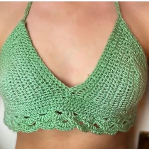 Virkad topp - Säljer virkade toppar i olika modeller som jag själv gör! Denna modell kan beställas i flera färger och i din egna storlek efter dina mått⭐️ de färger som finns inne är de jag har på sista bilden men vill du ha en annan färg går det självklart att fixas! 