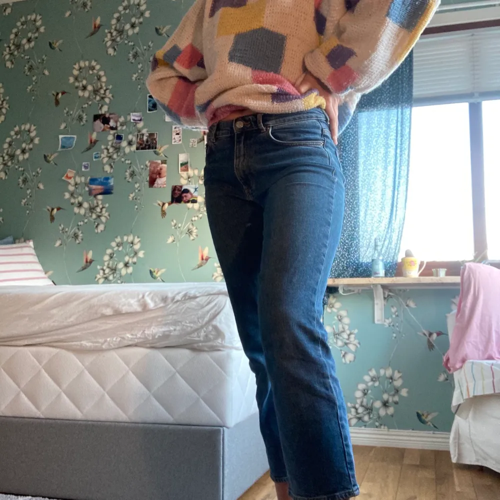 Mom jeans från märket Wera💕 Köpta hösten 2019 för 600 kr, men nästan oanvända😊 Säljer då de har blivit alldeles för korta på mig som är 170 med 110 cm ben(utsida ben)💕 . Jeans & Byxor.