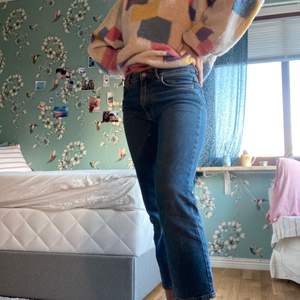 Mom jeans från märket Wera💕 Köpta hösten 2019 för 600 kr, men nästan oanvända😊 Säljer då de har blivit alldeles för korta på mig som är 170 med 110 cm ben(utsida ben)💕 